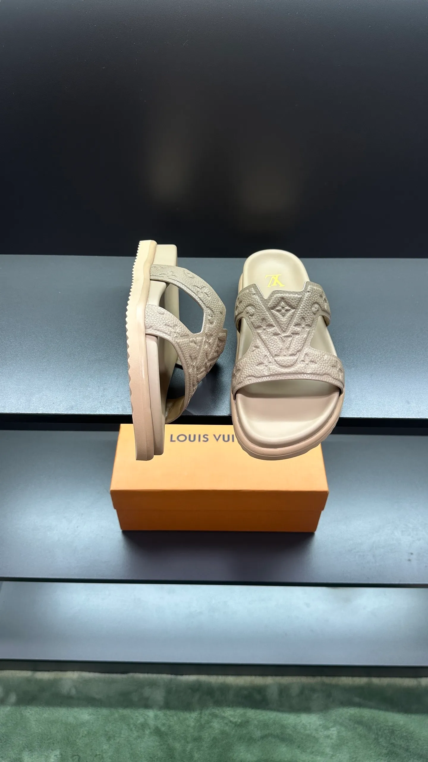 P300 🔍Top purchasing agent LV men's spring and summer slippers counter synchronized. The upper is made of cowhide fabric imported from Italy, with logo graphics and high-quality craftsmanship. The sole is: the original sole provided by the original factory. The exclusive molded sole is super comfortable. The original factory follows the order. 🔍🔍High quality. You can enter and exit the counter at will. Welcome to compare. Size 38-45